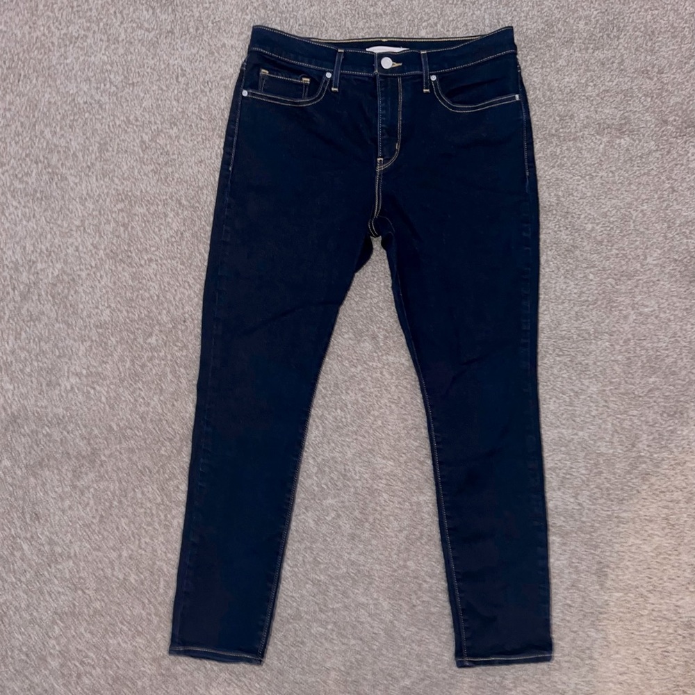 Levi Shaping Skinny Jeans. Size 31/ US size 12.